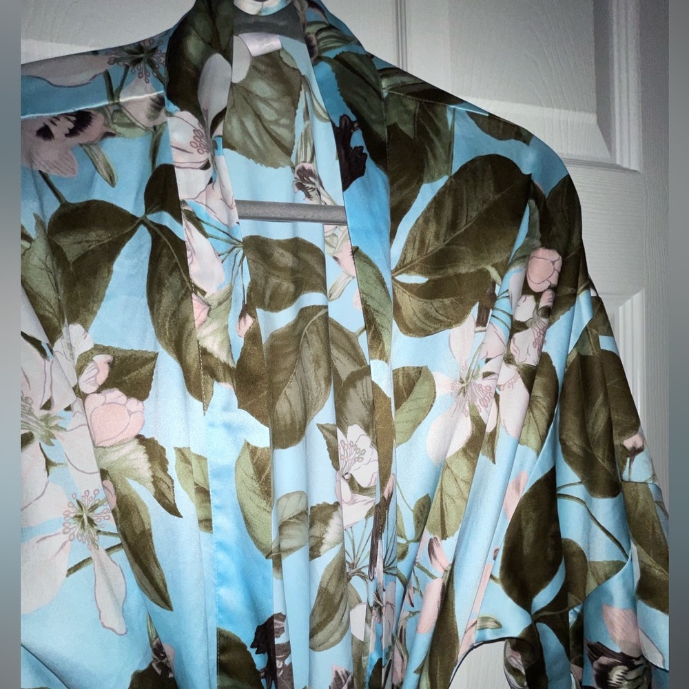 Victoria’s Secret Blue Ruffle Bell Sleeves Soft Robe Pink Flowers M/L - Picture 3 of 9